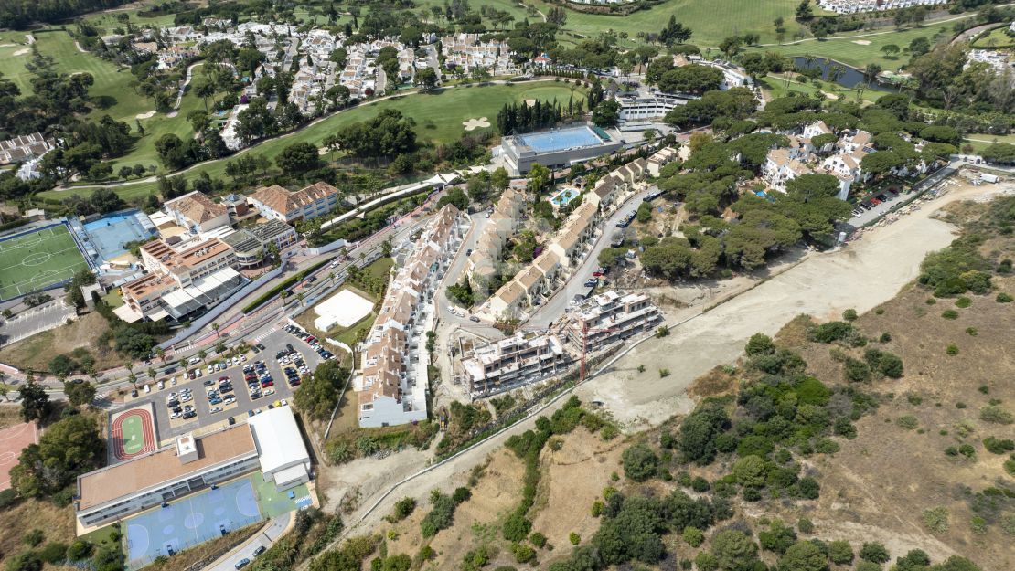 Ático dúplex de lujo con vistas al mar y a la montaña en una comunidad cerrada cerca de la Milla de Oro de Marbella