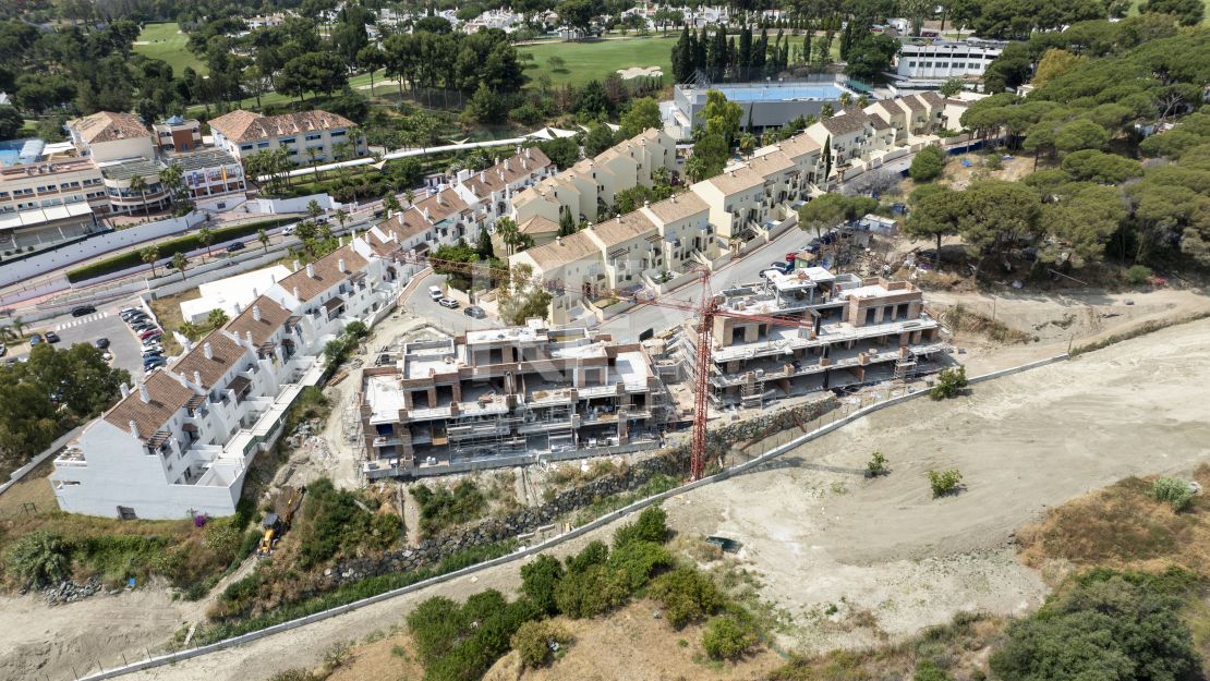 Ático dúplex de lujo con vistas al mar y a la montaña en una comunidad cerrada cerca de la Milla de Oro de Marbella