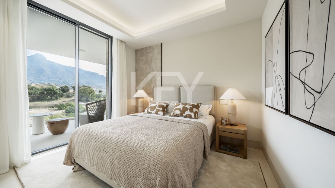 Ático dúplex de lujo con vistas al mar y a la montaña en una comunidad cerrada cerca de la Milla de Oro de Marbella