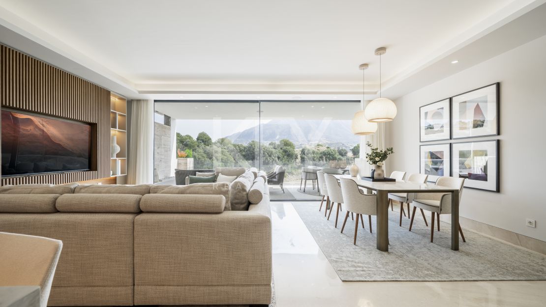 Ático dúplex de lujo con vistas al mar y a la montaña en una comunidad cerrada cerca de la Milla de Oro de Marbella