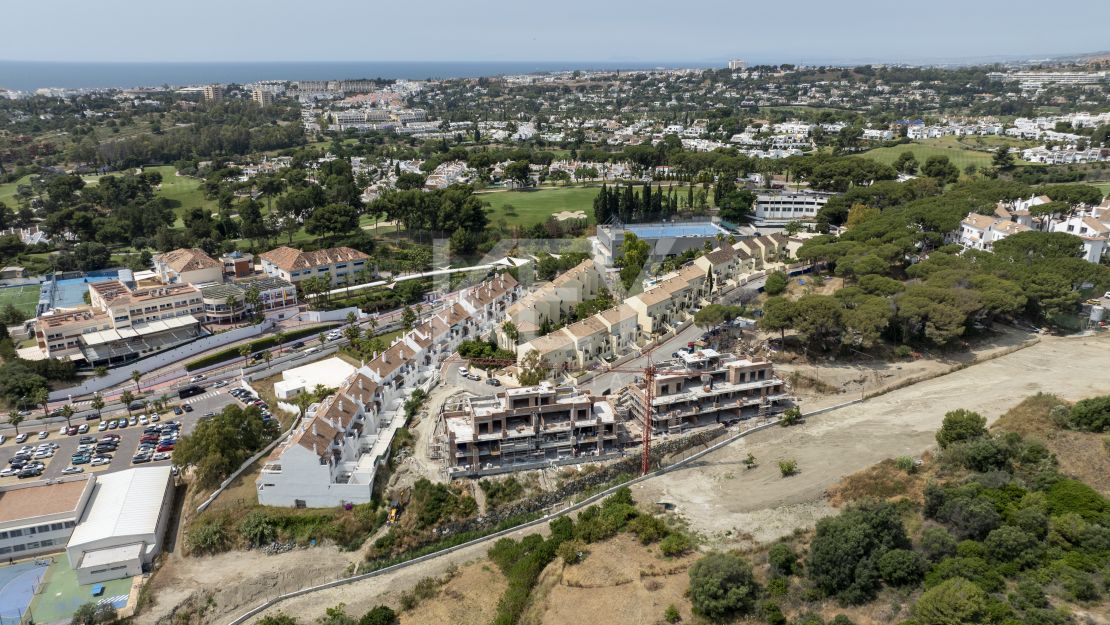 Ático dúplex de lujo con vistas al mar y a la montaña en una comunidad cerrada cerca de la Milla de Oro de Marbella