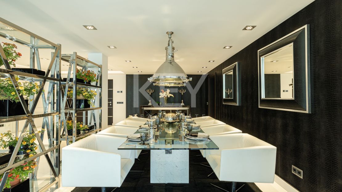 Elegante villa con vistas al golf y a la montaña en Nueva Andalucía