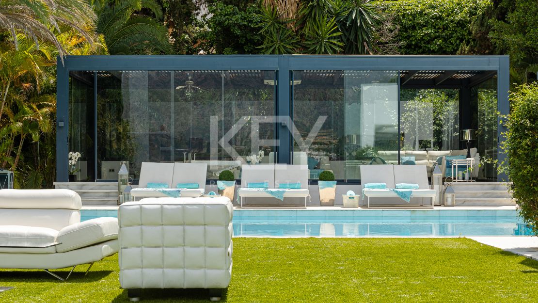 Elegante villa con vistas al golf y a la montaña en Nueva Andalucía