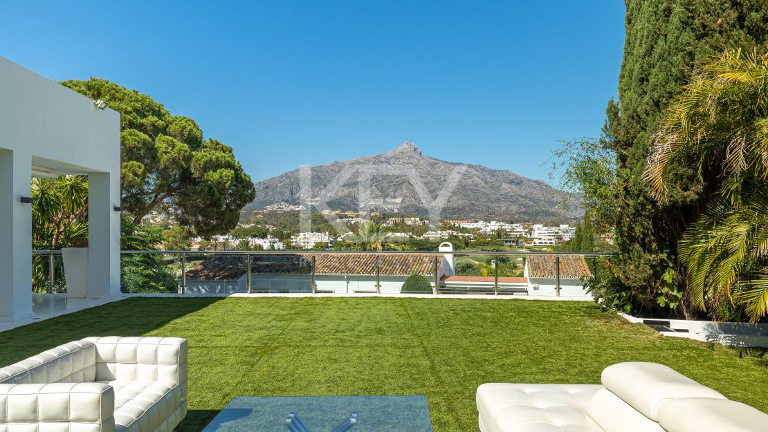 Elegante villa con vistas al golf y a la montaña en Nueva Andalucía
