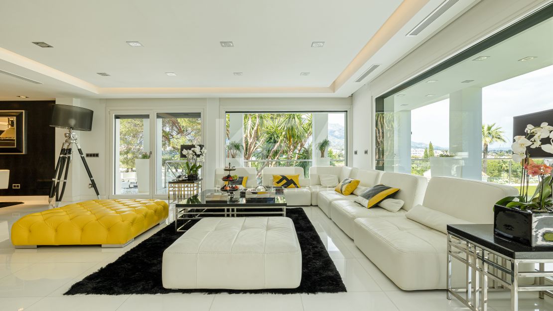 Elegante villa con vistas al golf y a la montaña en Nueva Andalucía