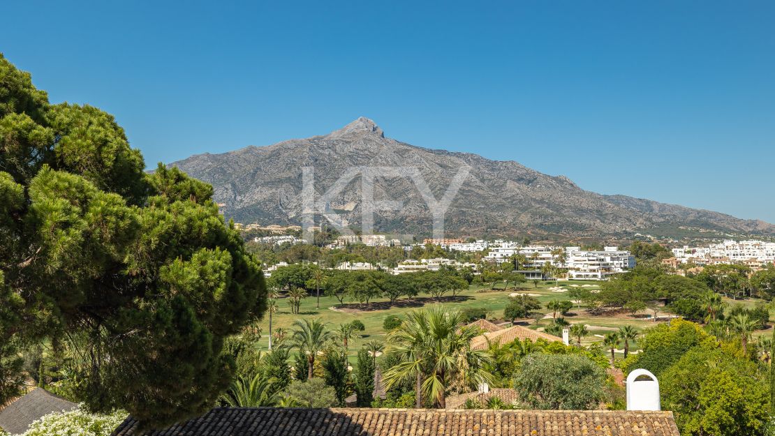 Elegante villa con vistas al golf y a la montaña en Nueva Andalucía