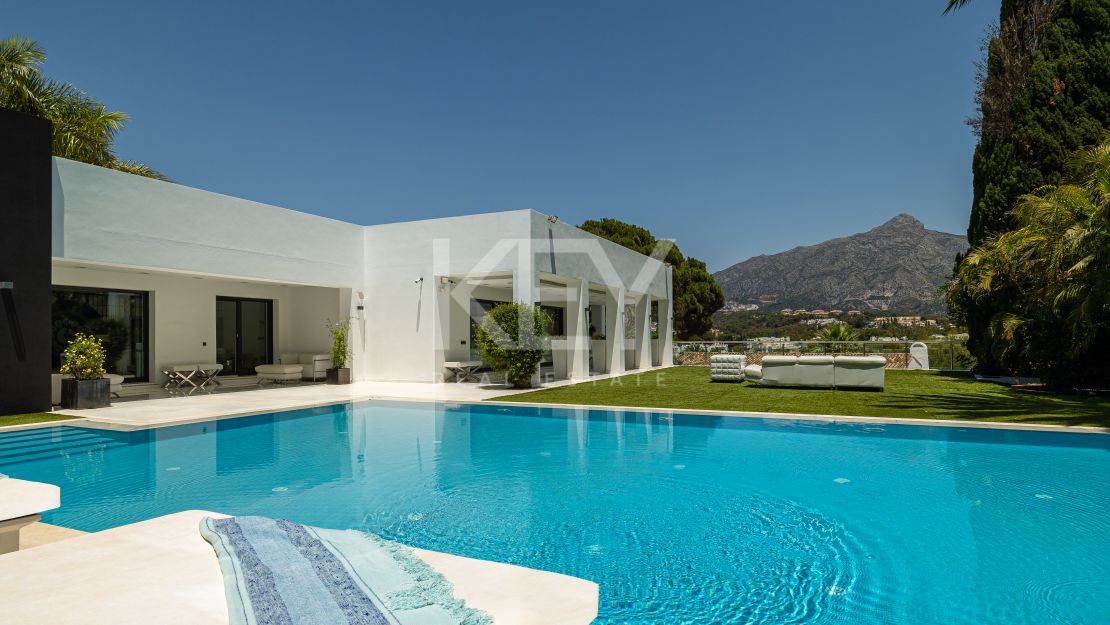 Elegante villa con vistas al golf y a la montaña en Nueva Andalucía