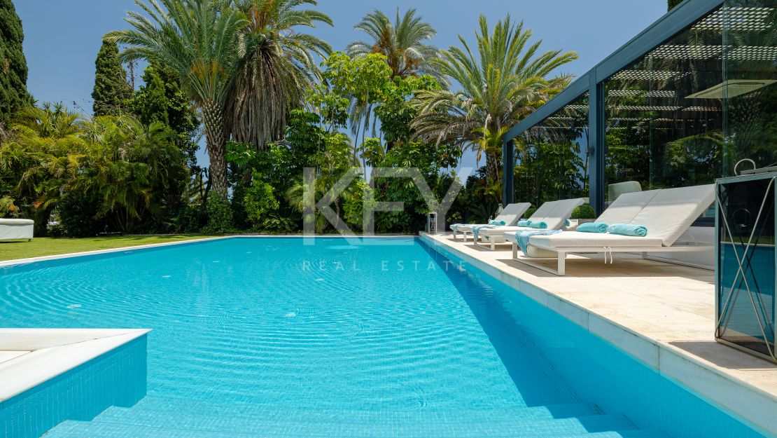 Elegante villa con vistas al golf y a la montaña en Nueva Andalucía