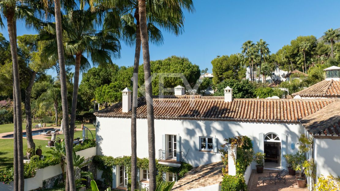 Villa mediterránea con privacidad y vistas al mar en Altos Reales, Marbella
