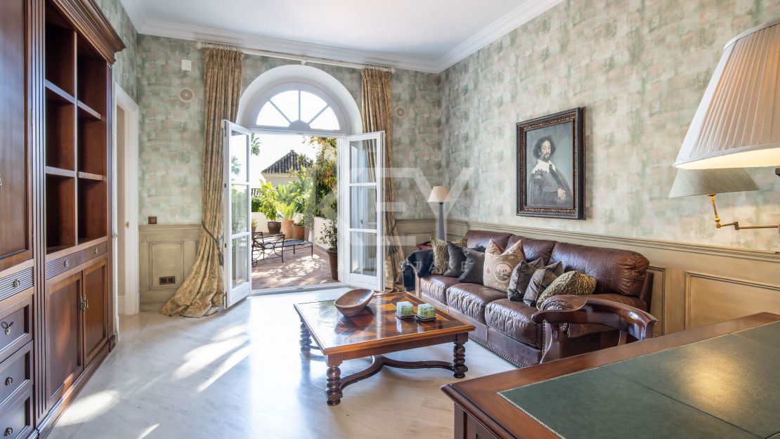 Villa mediterránea con privacidad y vistas al mar en Altos Reales, Marbella