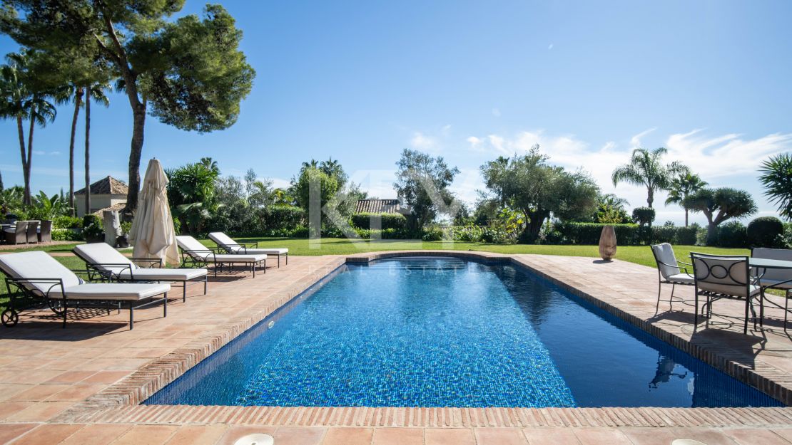 Villa mediterránea con privacidad y vistas al mar en Altos Reales, Marbella