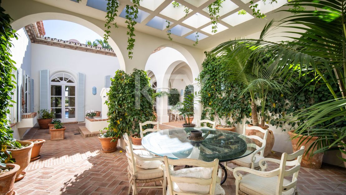 Villa mediterránea con privacidad y vistas al mar en Altos Reales, Marbella