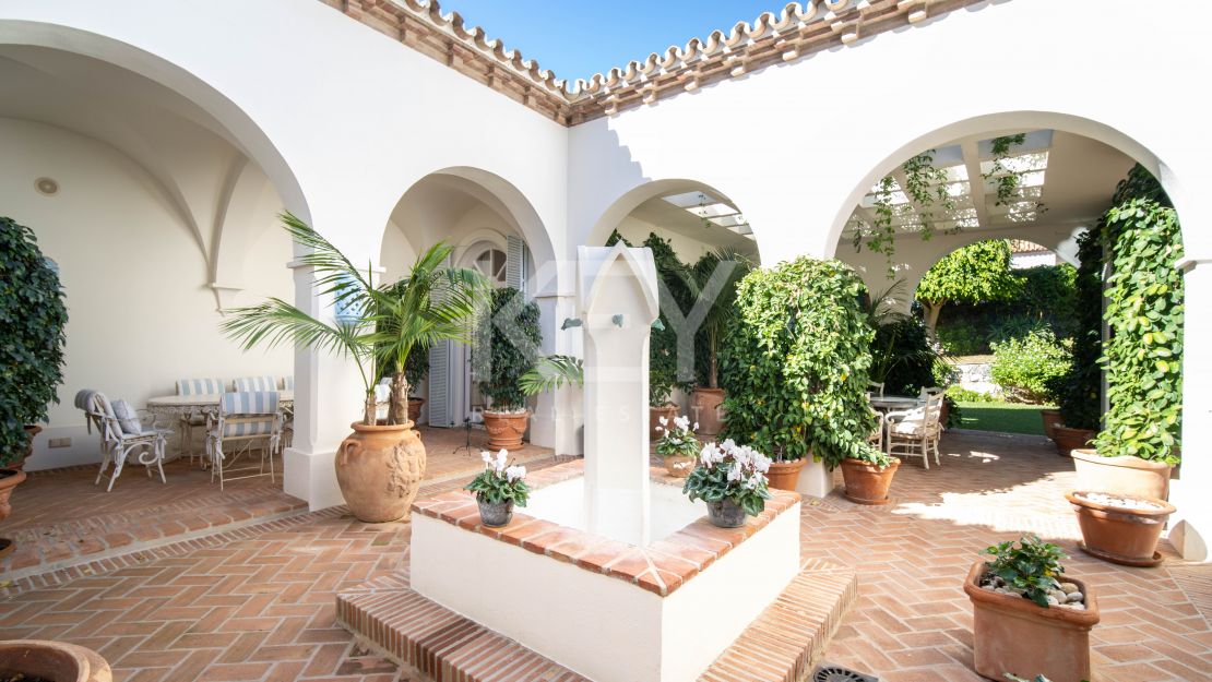 Villa mediterránea con privacidad y vistas al mar en Altos Reales, Marbella