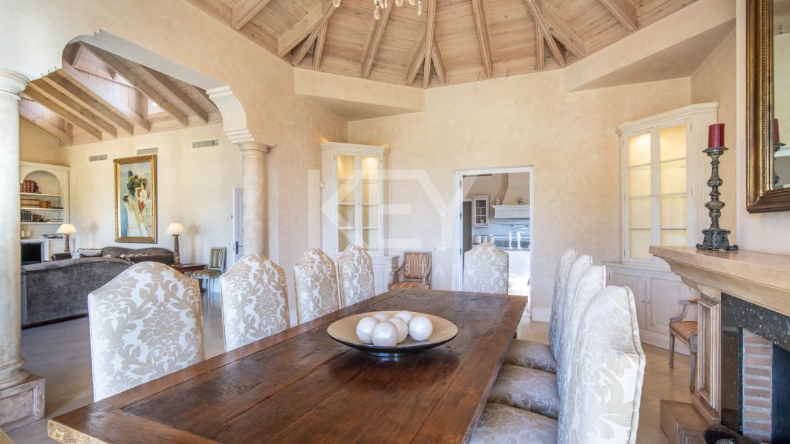 Villa mediterránea con privacidad y vistas al mar en Altos Reales, Marbella