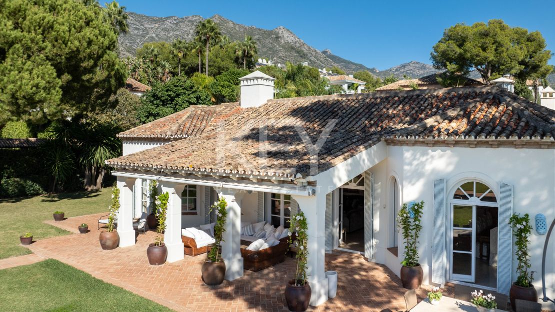 Villa mediterránea con privacidad y vistas al mar en Altos Reales, Marbella