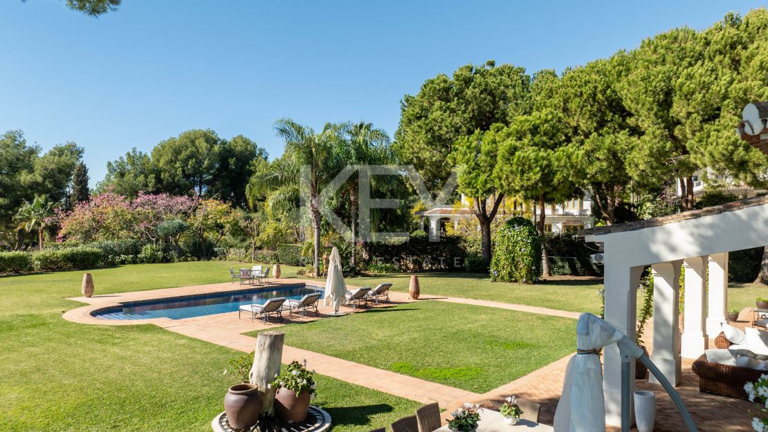 Villa mediterránea con privacidad y vistas al mar en Altos Reales, Marbella