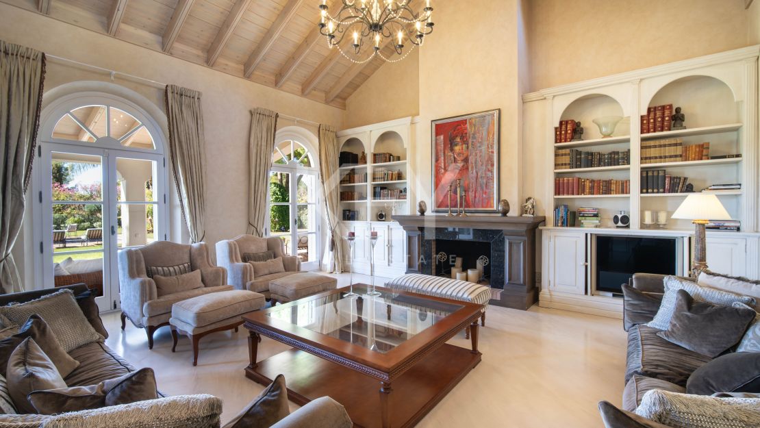 Villa mediterránea con privacidad y vistas al mar en Altos Reales, Marbella