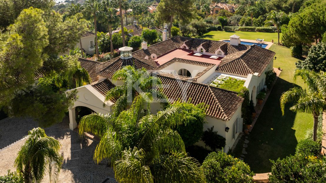 Villa mediterránea con privacidad y vistas al mar en Altos Reales, Marbella