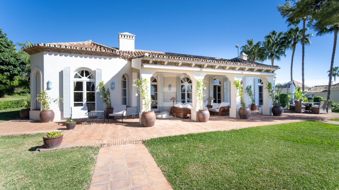 Villa mediterránea con privacidad y vistas al mar en Altos Reales, Marbella