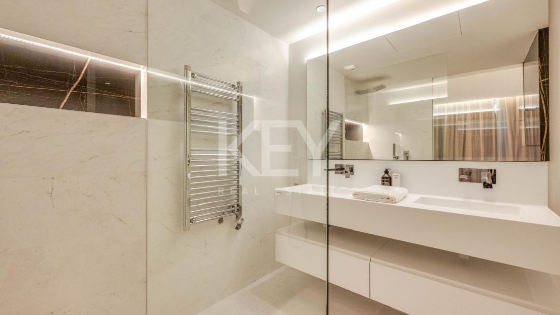 Moderno apartamento de 3 dormitorios con instalaciones premium en Marbella