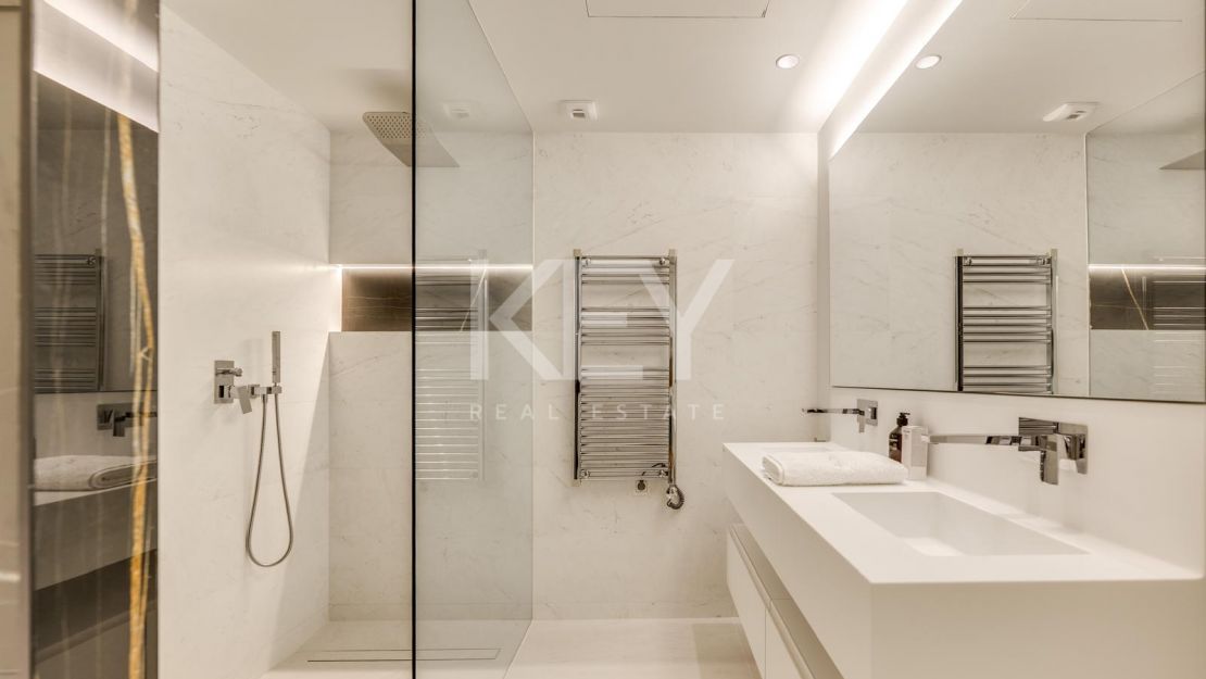 Moderno apartamento de 3 dormitorios con instalaciones premium en Marbella