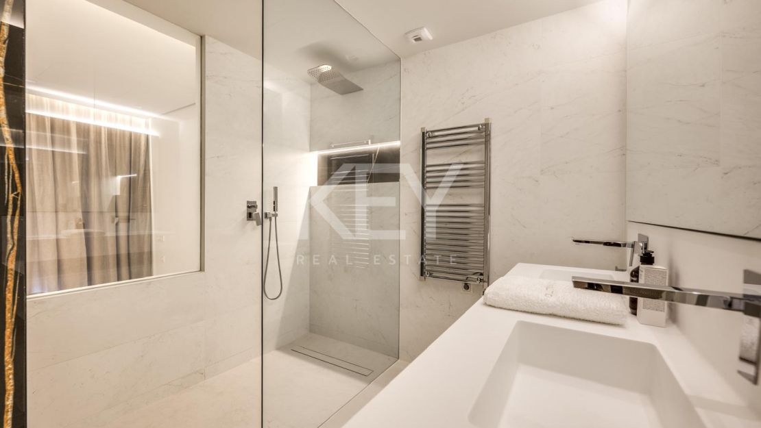Moderno apartamento de 3 dormitorios con instalaciones premium en Marbella