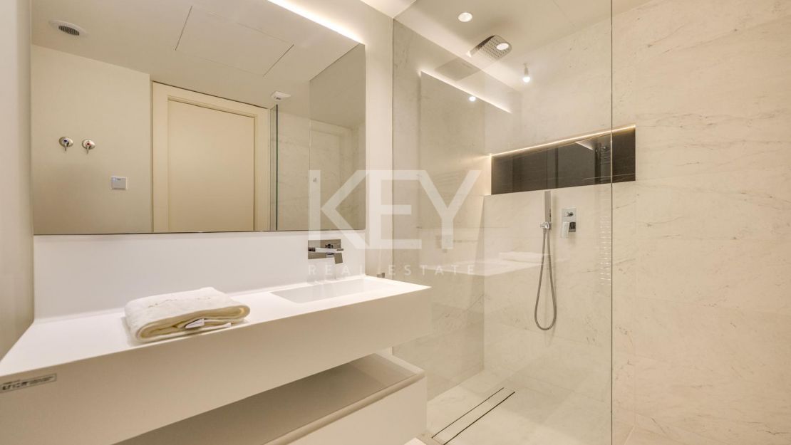 Moderno apartamento de 3 dormitorios con instalaciones premium en Marbella