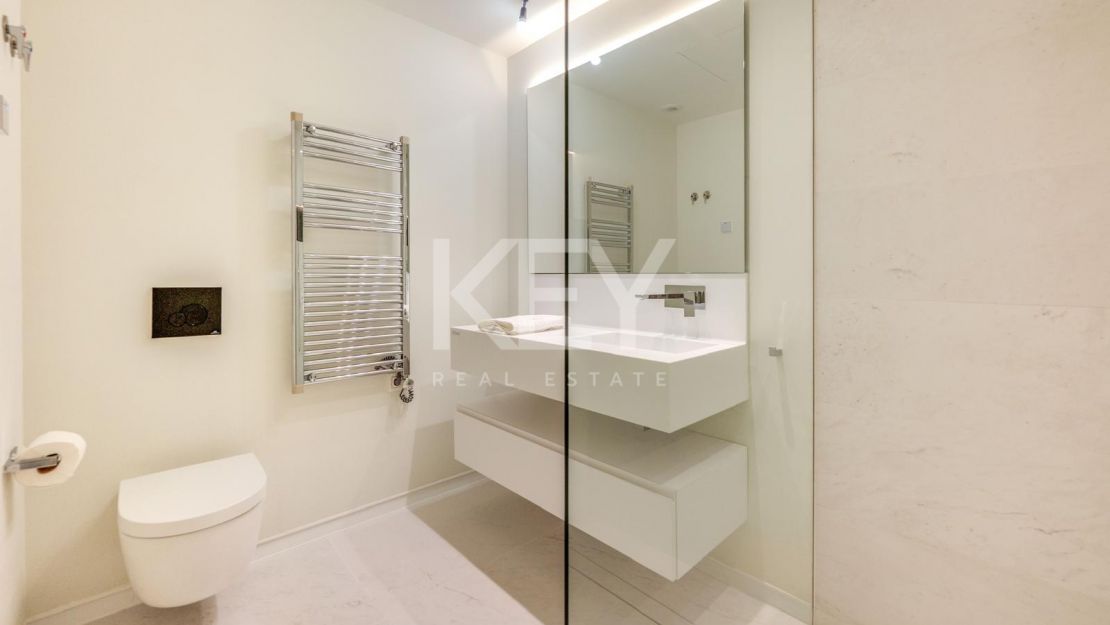 Moderno apartamento de 3 dormitorios con instalaciones premium en Marbella
