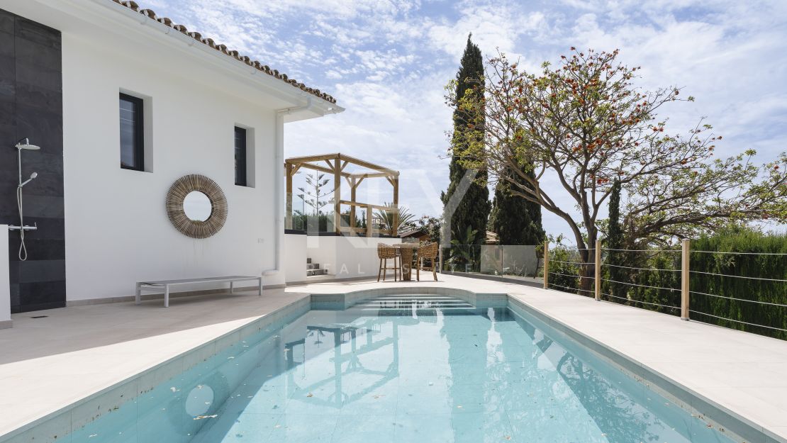 Villa contemporánea renovada con vistas al mar en Elviria, Marbella Este