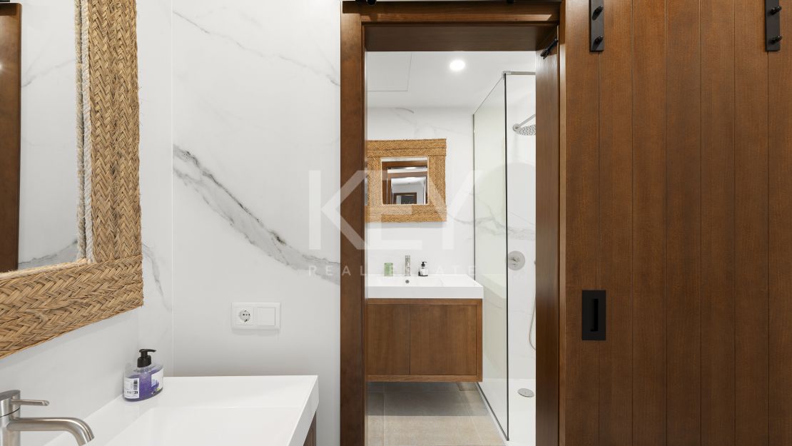 Villa contemporánea renovada con vistas al mar en Elviria, Marbella Este