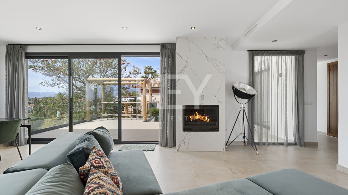 Villa contemporánea renovada con vistas al mar en Elviria, Marbella Este