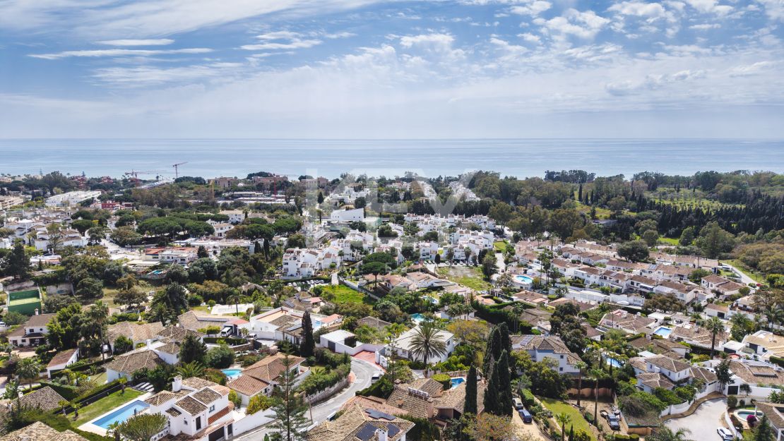 Villa contemporánea renovada con vistas al mar en Elviria, Marbella Este