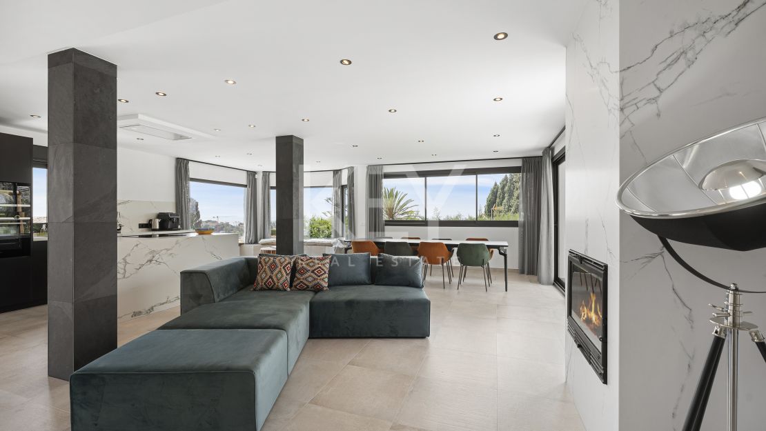 Villa contemporánea renovada con vistas al mar en Elviria, Marbella Este