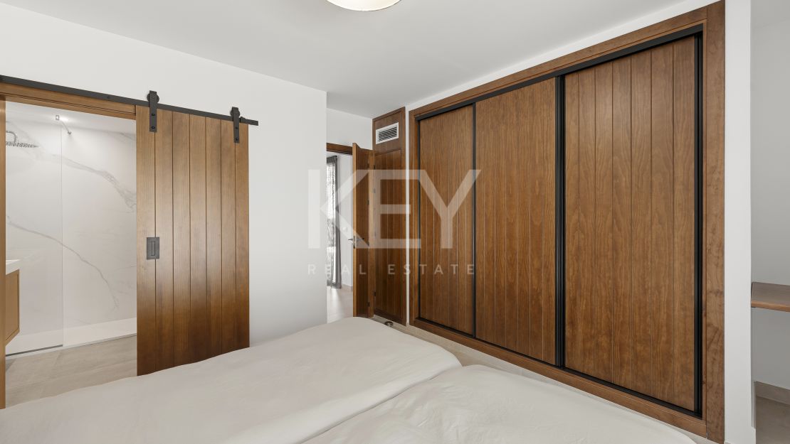 Villa contemporánea renovada con vistas al mar en Elviria, Marbella Este