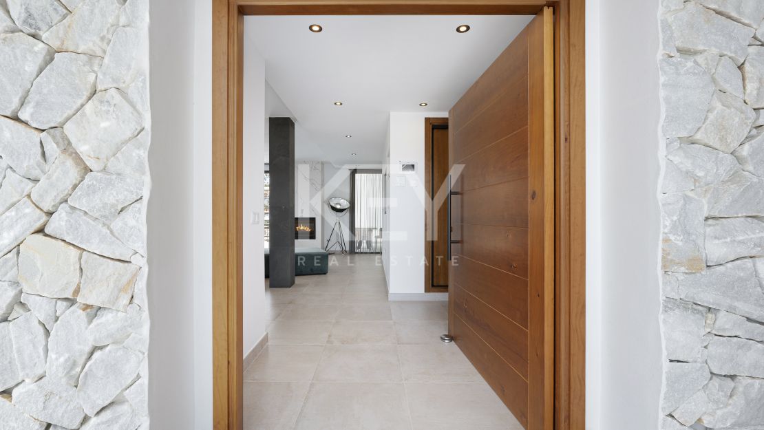 Villa contemporánea renovada con vistas al mar en Elviria, Marbella Este