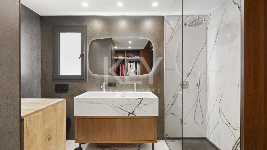 Villa contemporánea renovada con vistas al mar en Elviria, Marbella Este