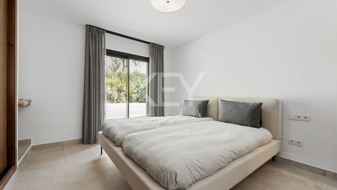 Villa contemporánea renovada con vistas al mar en Elviria, Marbella Este