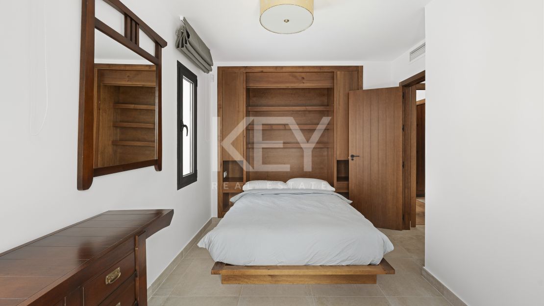 Villa contemporánea renovada con vistas al mar en Elviria, Marbella Este