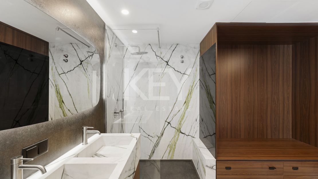 Villa contemporánea renovada con vistas al mar en Elviria, Marbella Este