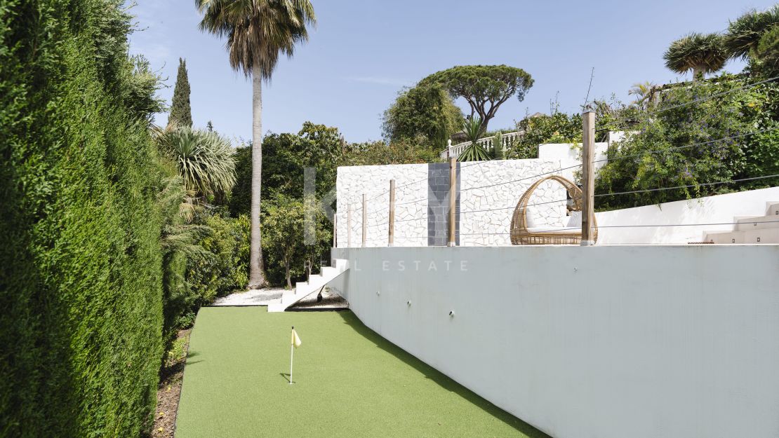 Villa contemporánea renovada con vistas al mar en Elviria, Marbella Este