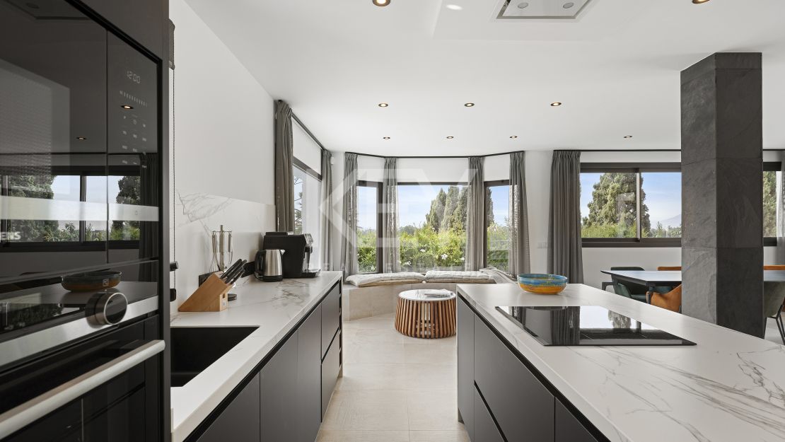 Villa contemporánea renovada con vistas al mar en Elviria, Marbella Este