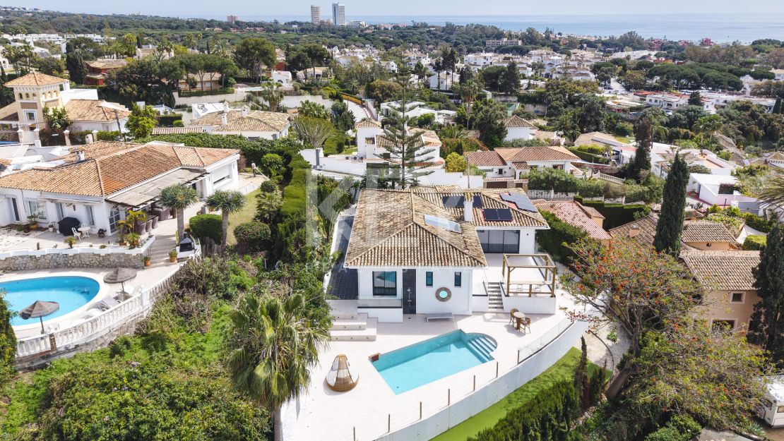 Villa contemporánea renovada con vistas al mar en Elviria, Marbella Este