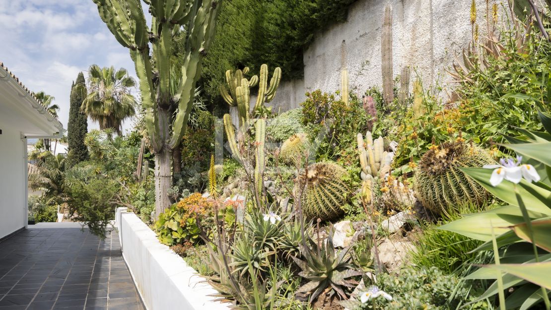 Villa contemporánea renovada con vistas al mar en Elviria, Marbella Este