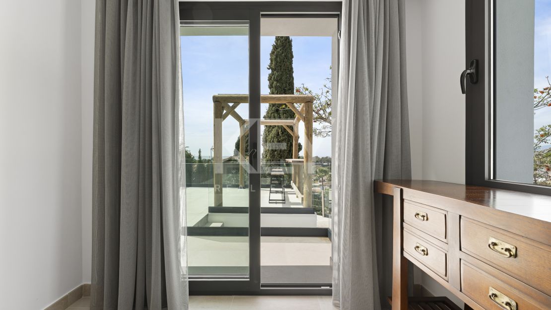 Villa contemporánea renovada con vistas al mar en Elviria, Marbella Este