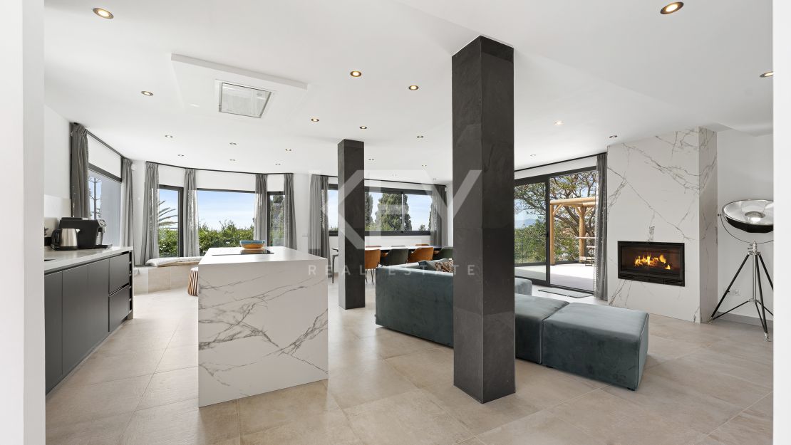 Villa contemporánea renovada con vistas al mar en Elviria, Marbella Este