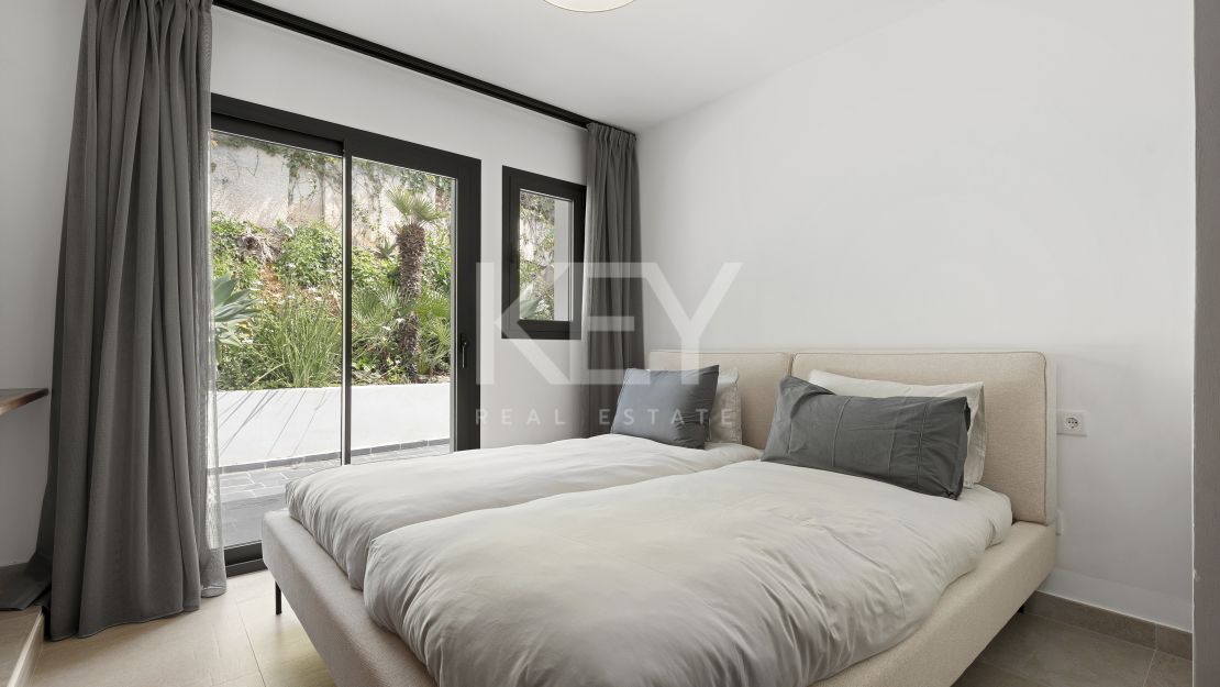 Villa contemporánea renovada con vistas al mar en Elviria, Marbella Este