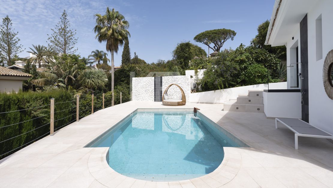 Villa contemporánea renovada con vistas al mar en Elviria, Marbella Este