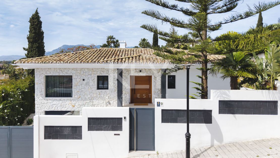 Villa contemporánea renovada con vistas al mar en Elviria, Marbella Este