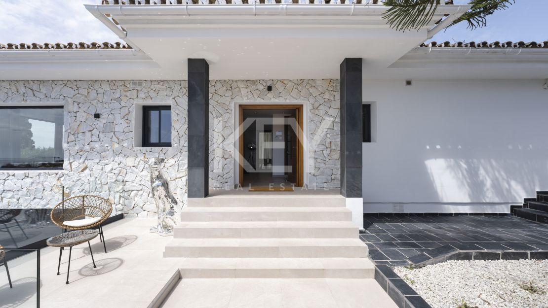 Villa contemporánea renovada con vistas al mar en Elviria, Marbella Este