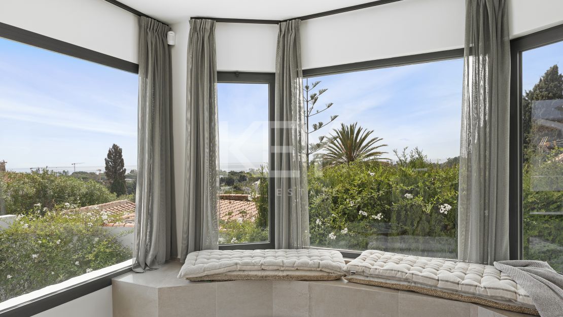 Villa contemporánea renovada con vistas al mar en Elviria, Marbella Este
